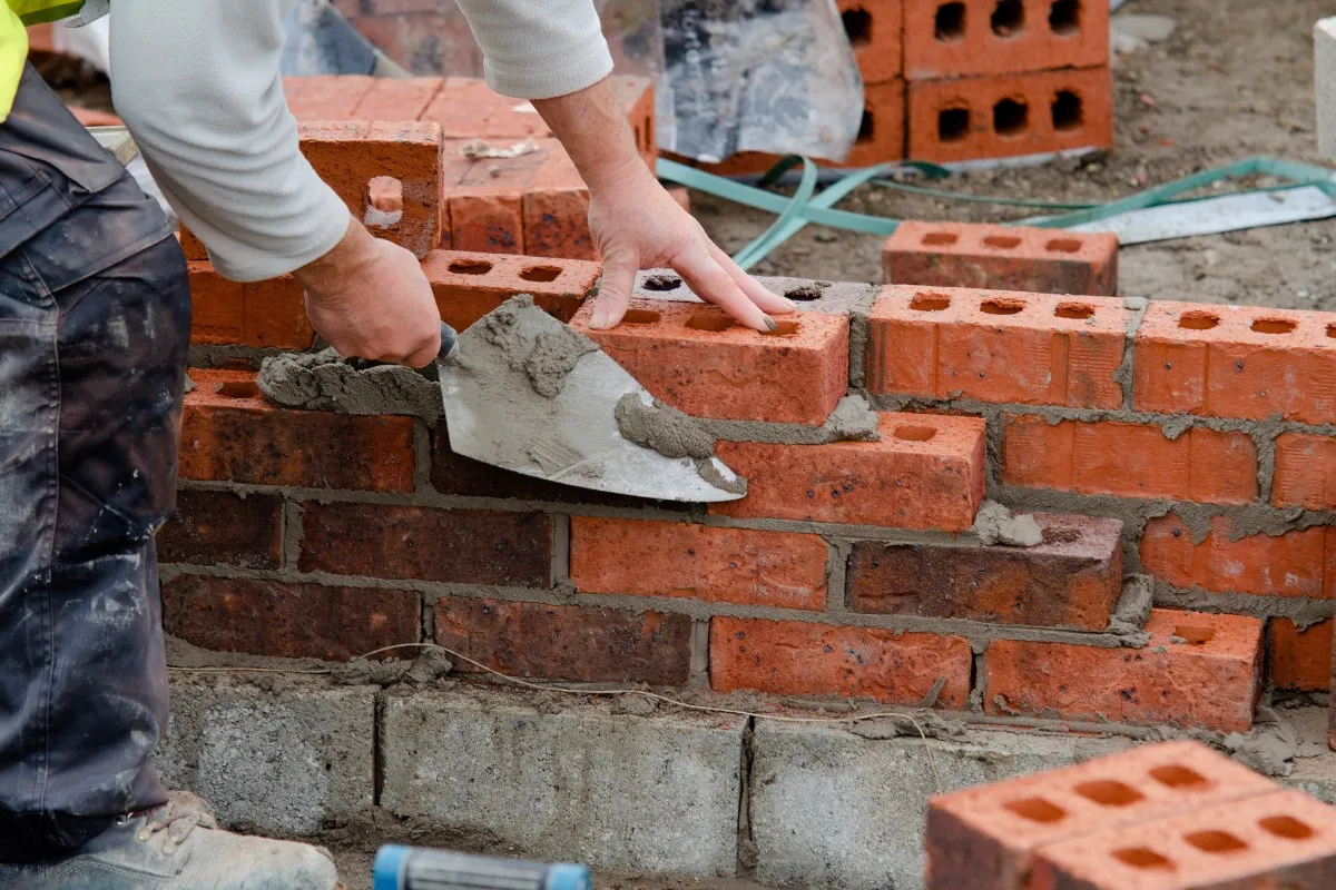 Do bricklayers need insurance
