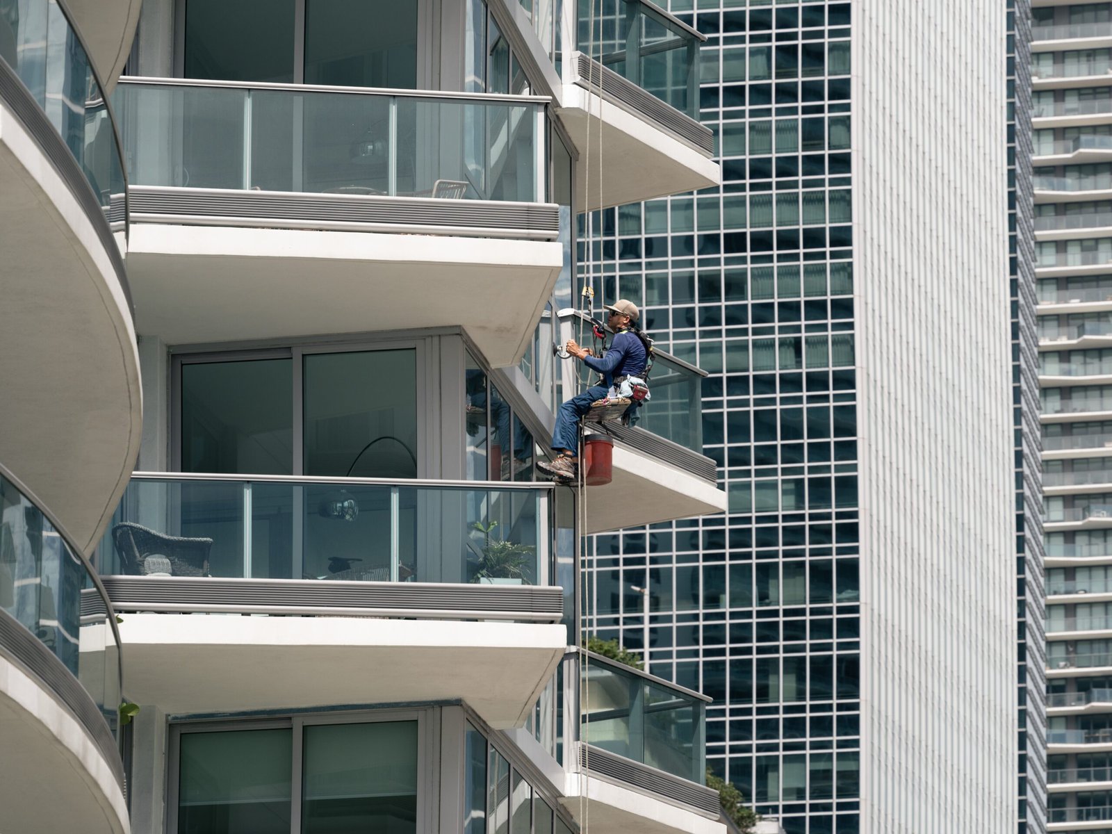 Do glaziers need insurance?